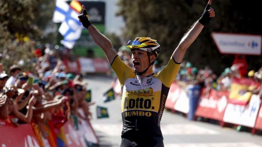 Bert Jan Lindeman celebra su victoria de ayer en la Vuelta a España.