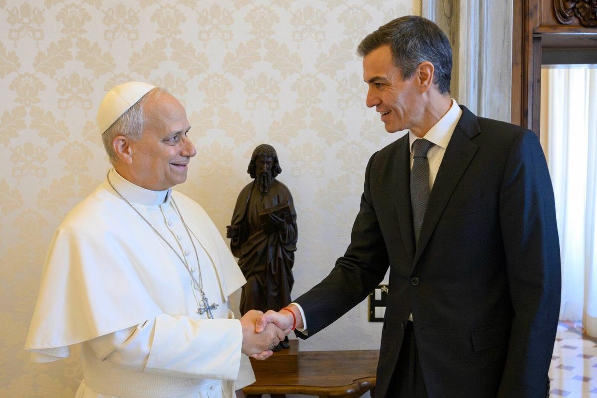 El presidente del Gobierno, Pedro Sánchez, a su llegada a la Santa Sede, donde es recibido en audiencia por el Papa León XIV, a 27 de mayo de 2026, en Roma (Italia). 27 MAYO 2026 Servizio Fotografico Vaticano / Dicastero per la C 27/05/2026. Pedro Sánchez;Papa León XIV;Servizio Fotografico Vaticano / Dicastero per la C;