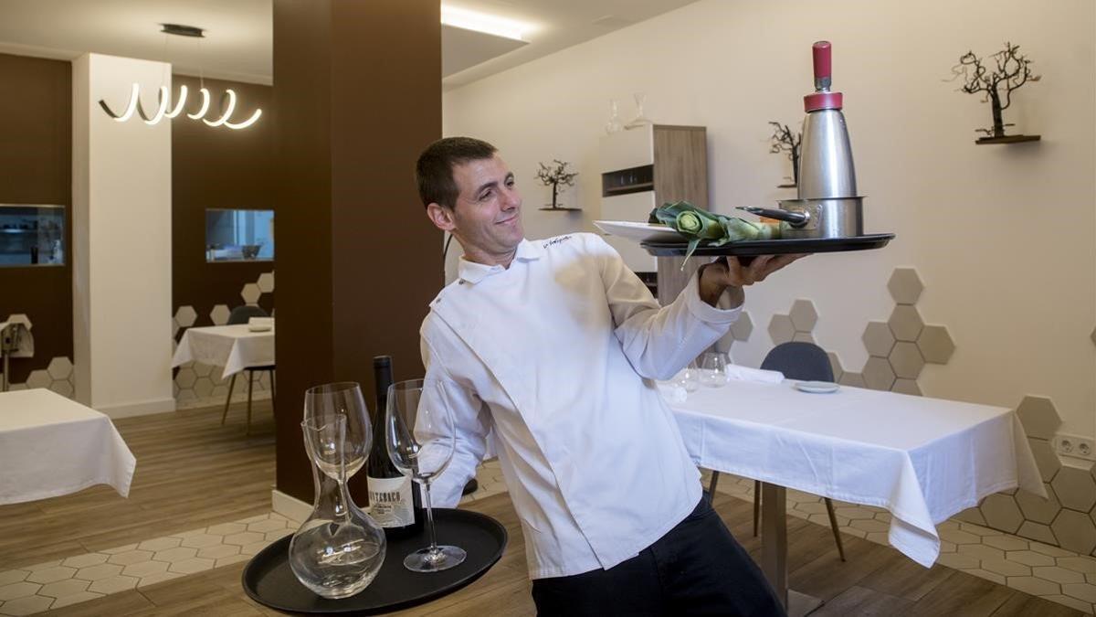Vidal Gravalosa lo es todo en La Forquilla: cocinero, camarero y lavaplatos.