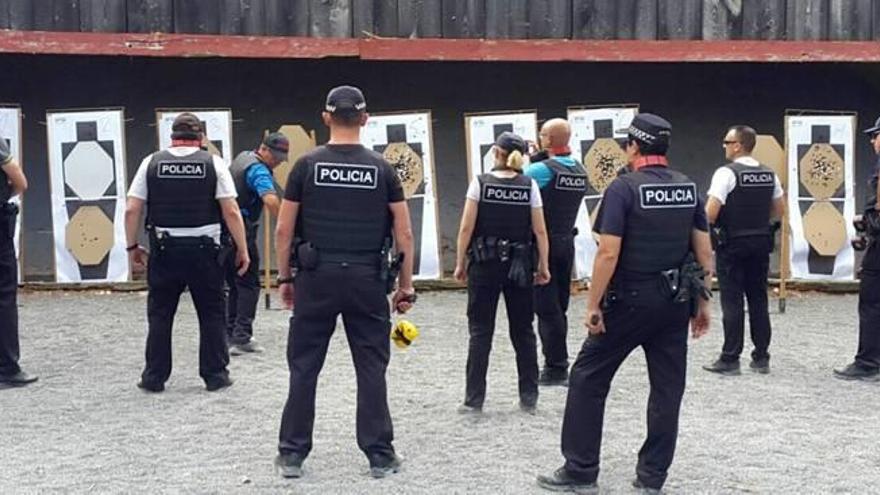 Los participantes del curso atienden a las instrucciones del docente.