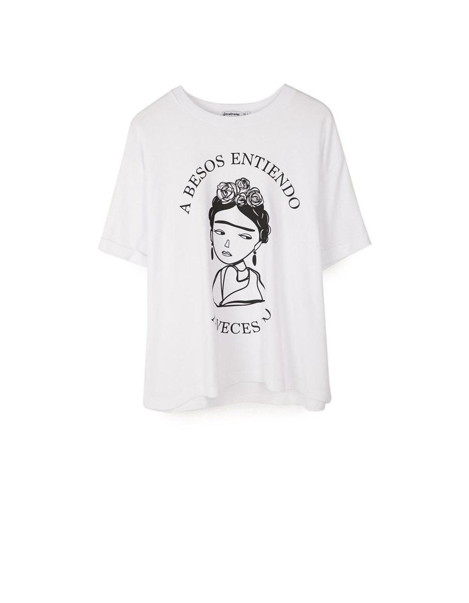 Camiseta blanca con mensaje de Frida Kahlo de Stradivarius. (Precio: 15, 99 euros)