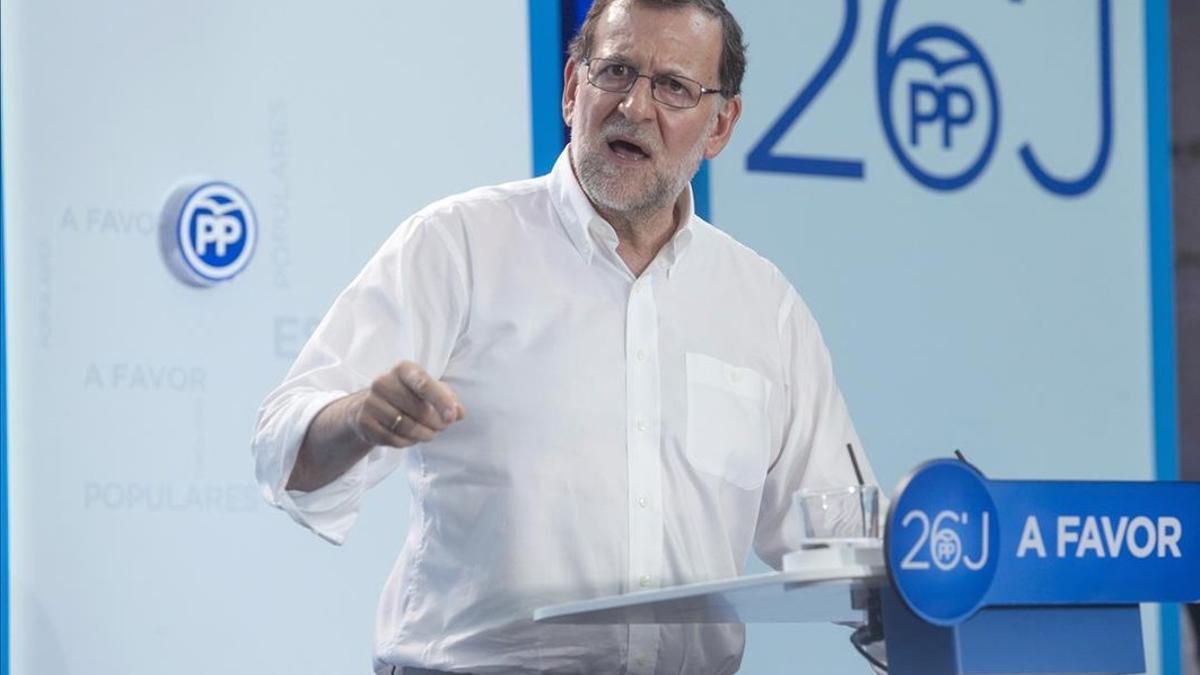 El presidente del Gobierno y del PP, Mariano Rajoy, este sábado en un mitin  en Murcia