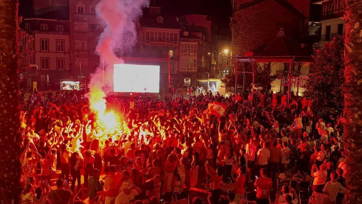 Así vibró el centro de Luarca con el gol de Ferran Torres que dio el Mundial a España (fuegos artificiales incluidos)