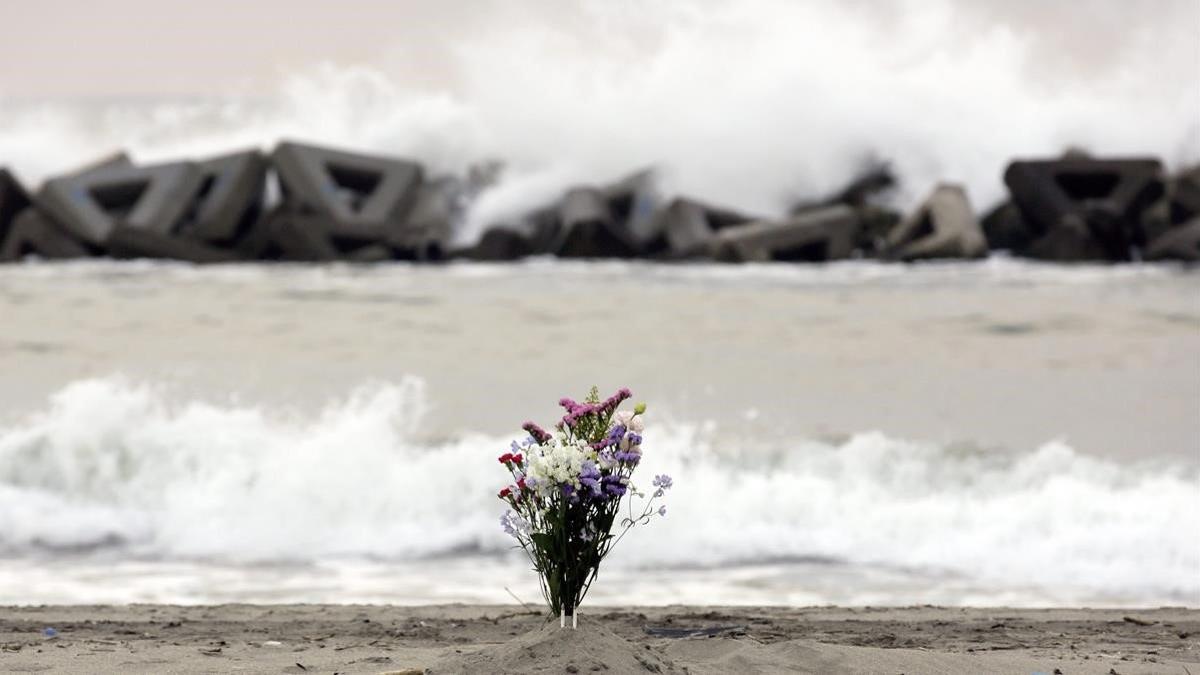 Flores en la orilla de la playa en Arahama (Japón) para recordar a las víctimas del terremoto y posterior tsunami que devastó la isla en el 2011.