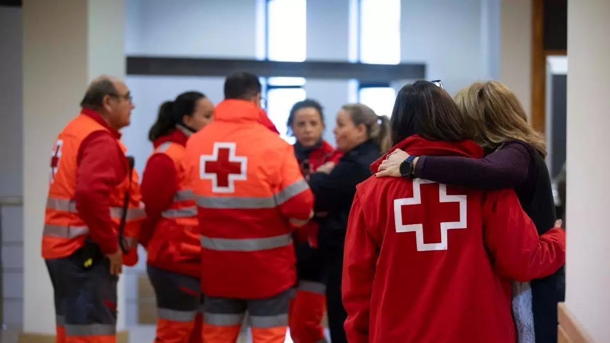 Miembros de la Cruz Roja atiende a familiares de víctimas en el siniestro ferroviario de Adamuz.