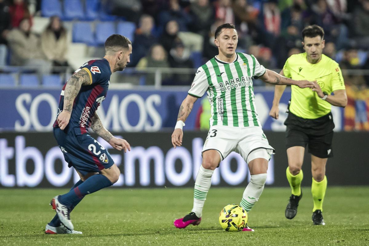 Carracedo, frente a Óscar Sielva en un lance del pasado Huesca-Córdoba CF.