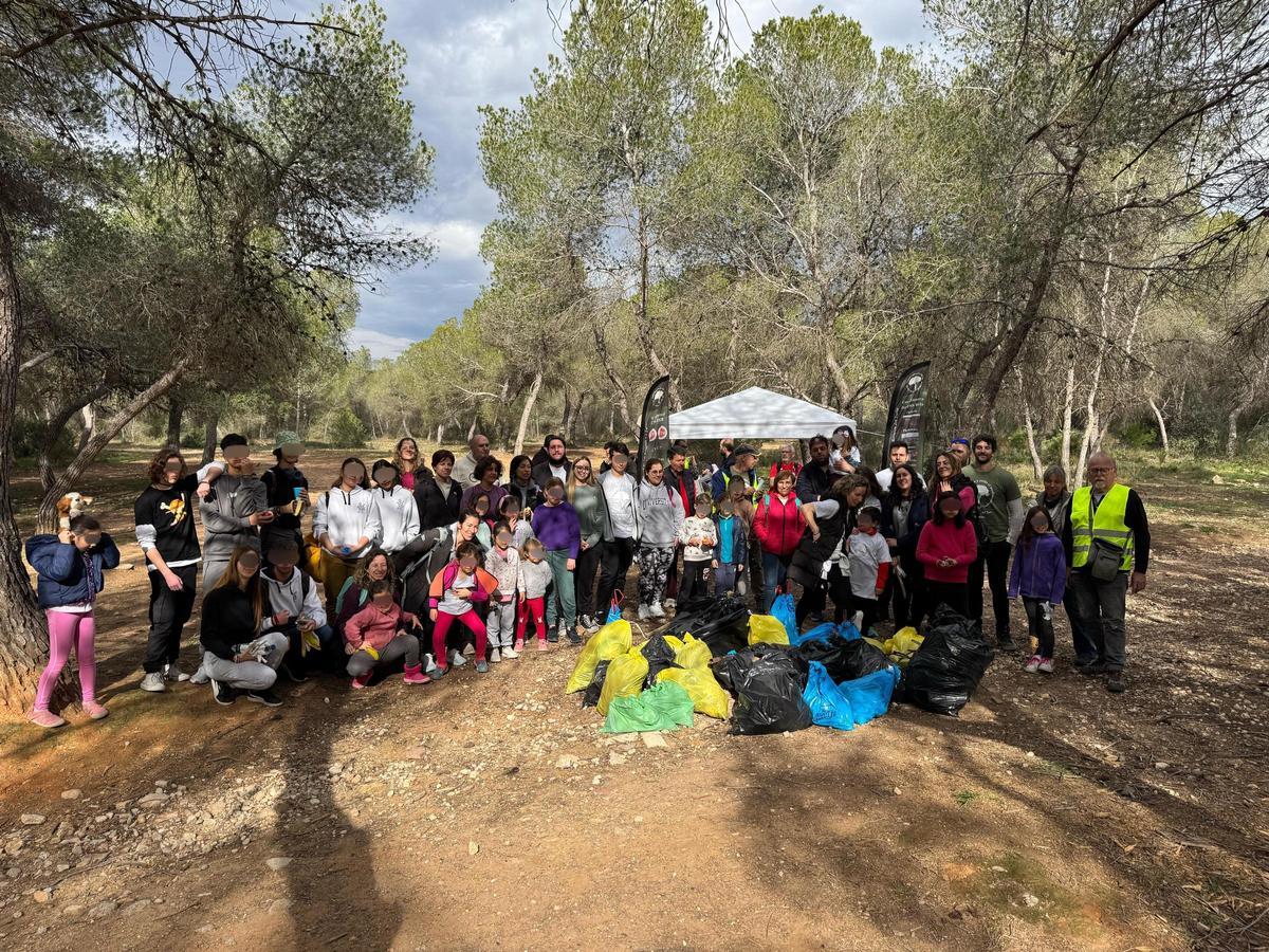 Voluntariado asistente a la jornada de limpieza en la Vallesa de Paterna.