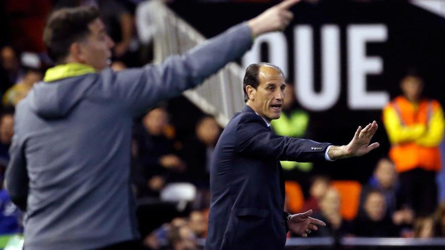 Berizzo y Voro, durante el partido // EFE