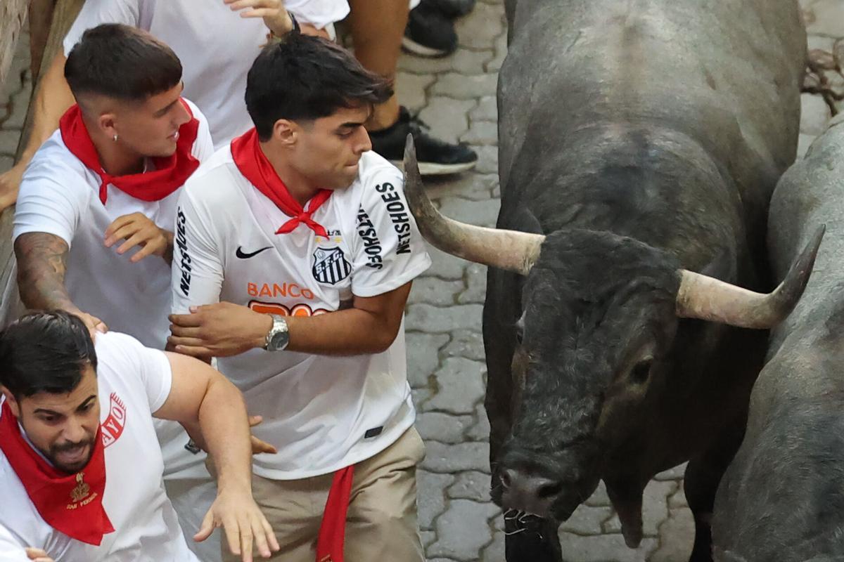 Los toros de José Escolar protagonizan un veloz y atropellado quinto encierro de los Sanfermines.