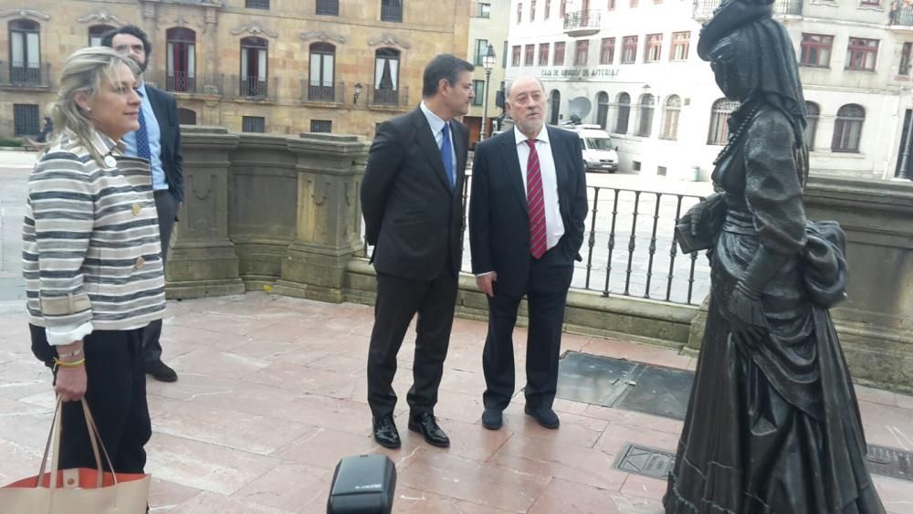 El Ministro Catalá, de paseo por Oviedo