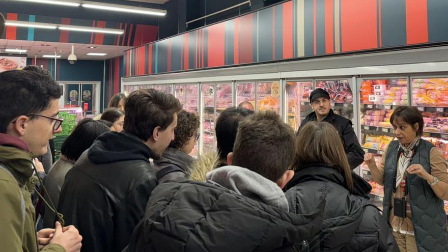 Visita de alumnos de la UDC al Eroski de Vioño.   | // LOC