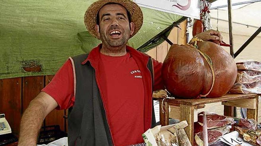 Joan ´Batlí´ junto al monumental embutido.