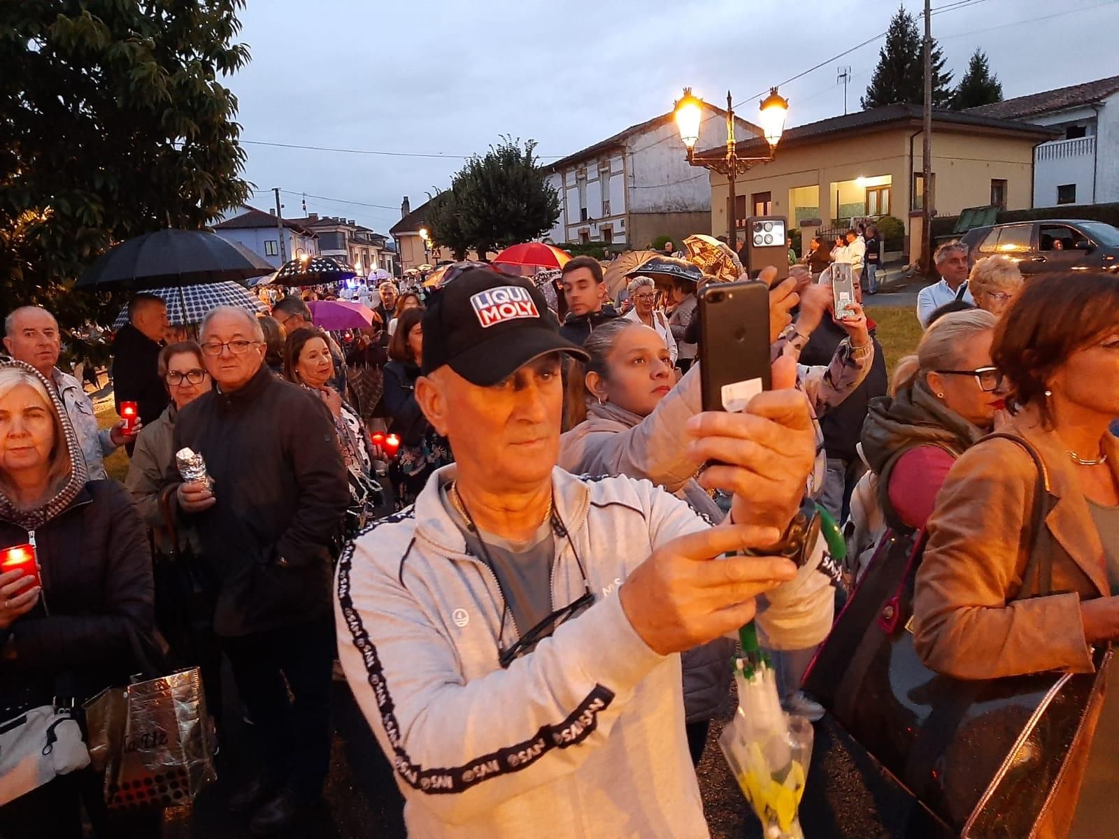 Cientos de personas acompañan al Ecce Homo de Noreña en la procesión de bajada a la iglesia