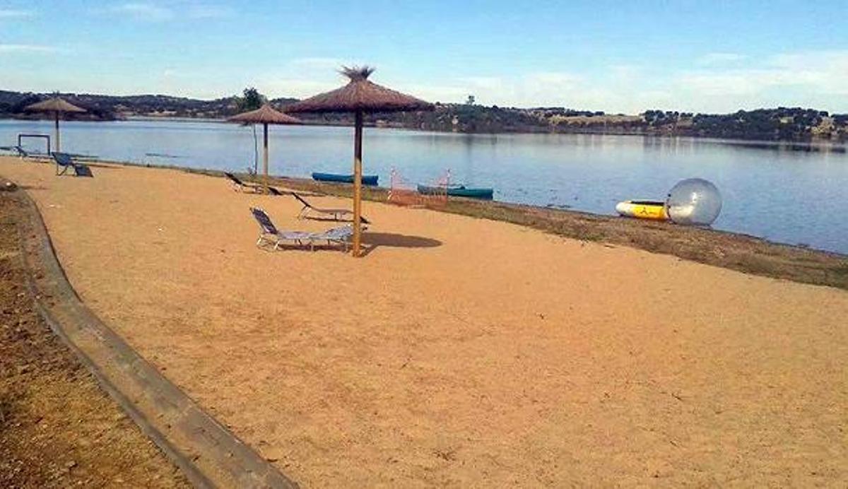 Playa de La Dehesa, en Cheles.