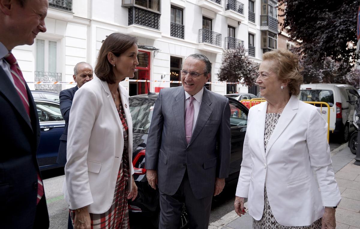 Javier Moll y Arantza Sarasola dan la bienvenida a Reyes Maroto.