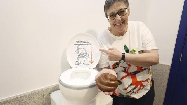 Ángela Paz muestra una «caca» de juguete ante el pequeño váter que utiliza ASSEII en sus campañas.