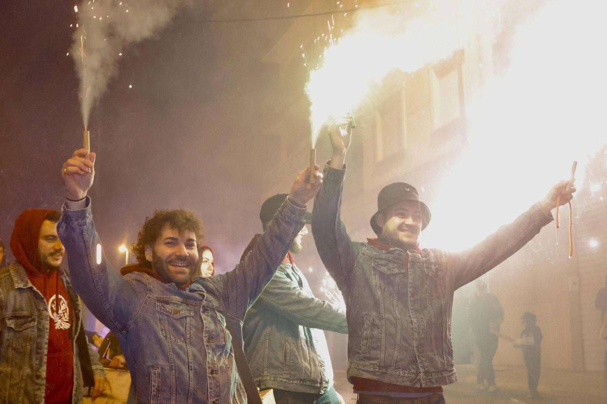 La 'passejà' de Bétera llena las calles de música y fuego por Sant Antoni