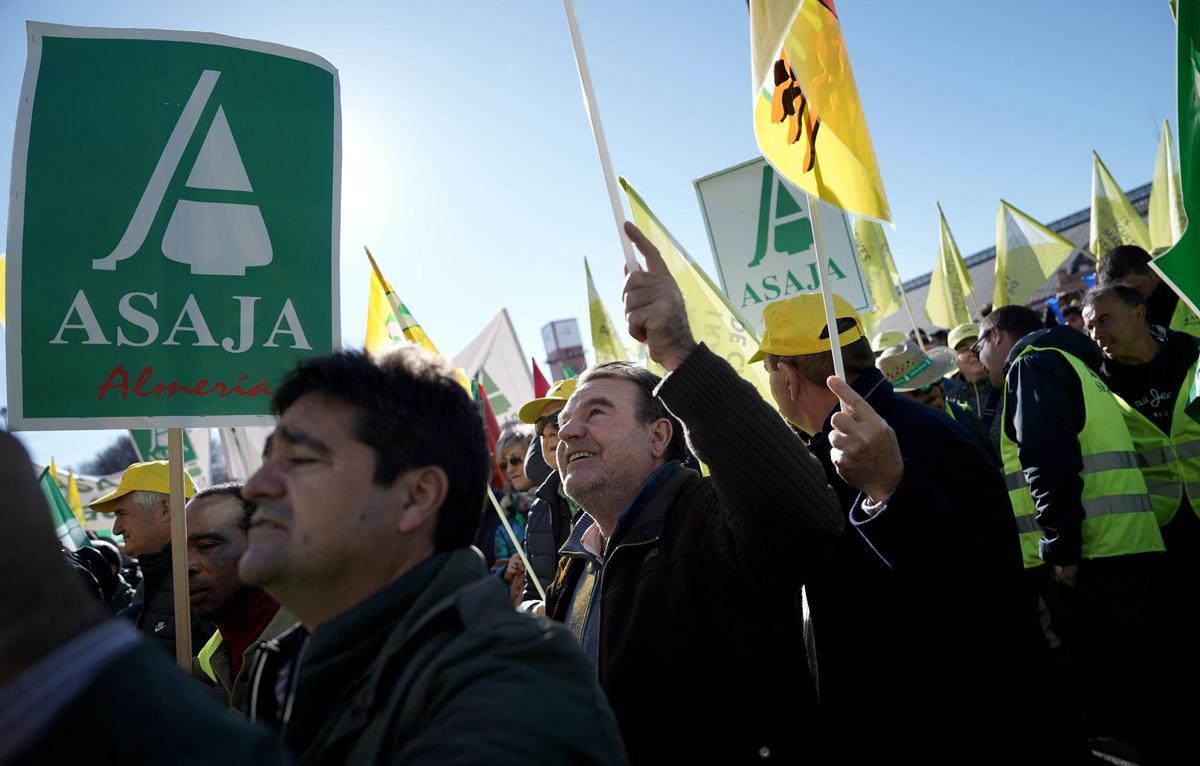 Protesta de agricultores y ganaderos ante el Ministerio de Agricultura, en Atocha, contra el acuerdo de libre comercio de Europa y Mercosur.
