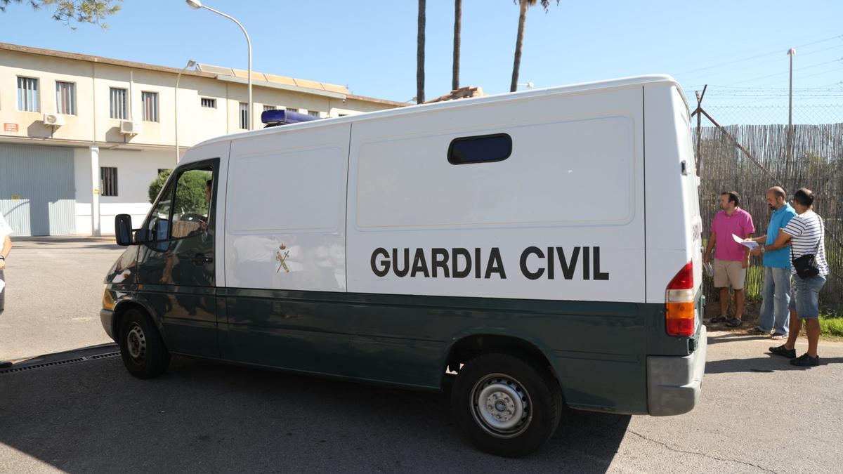 Un furgón de la Guardia Civil entra en la cárcel.