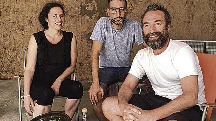 Joana Castell, José Martret y Pedro Mas, ayer, en un ensayo, en Campos.