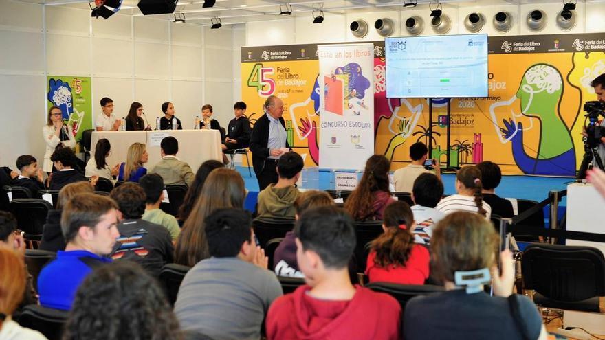 El concurso 'Está en los libros' viaja a través de la obra de Espido Freire en Badajoz
