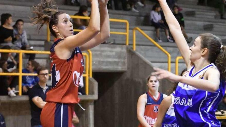 Andrea lanza a canasta en el partido de ayer.