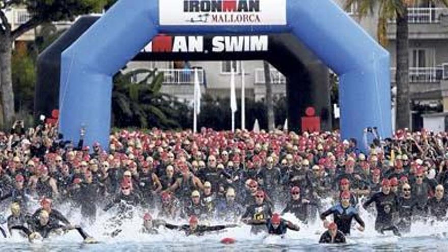 Es geht los: der Start ins Wasser beim Ironman des vergangenen Jahres.