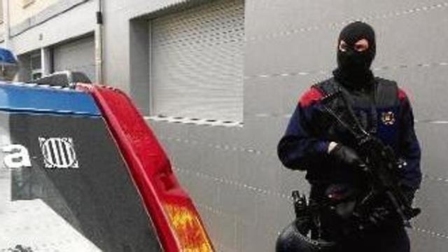 Un dels agents dels Mossos d'Esquadra, ahir a Llagostera durant l'escorcoll en un pis de la localitat.