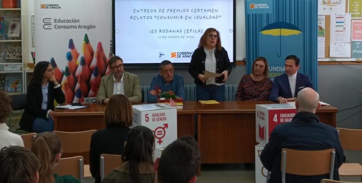 Inma de Francisco y el alcalde de Épila, Jesús Bazán, en el IES Rodanas.