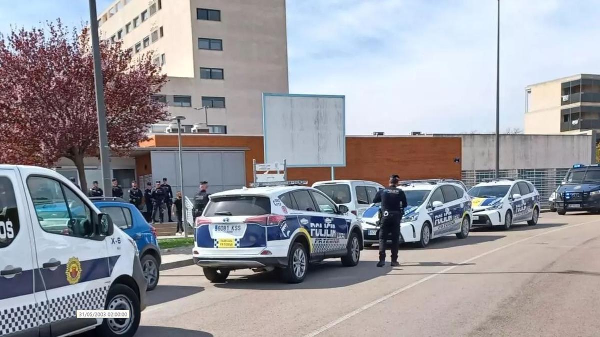 Presencia policial en el centro de salud de la Coma tras una agresión en 2023.