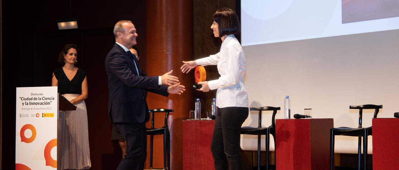 La ministra de Ciencia Diana Morant le entrega el premio de ‘Ciudad de la Ciencia y la Innovación’ a Augusto Hidalgo.