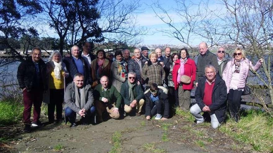 Miembros de la Sociedad Etnográfica de Ribadesella posan en Marina de Cudeyo.