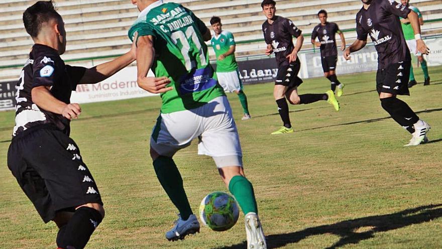 Otra acción del encuentro disputado en la cálida tarde de ayer en el estadio Príncipe Felipe. / ZCF