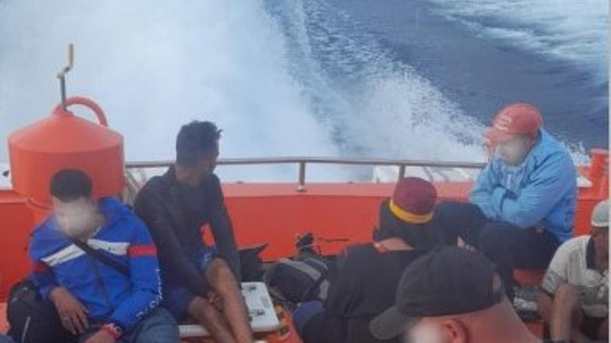 Los migrantes, en la 'Salvamar Acrux' tras ser rescatados en alta mar.