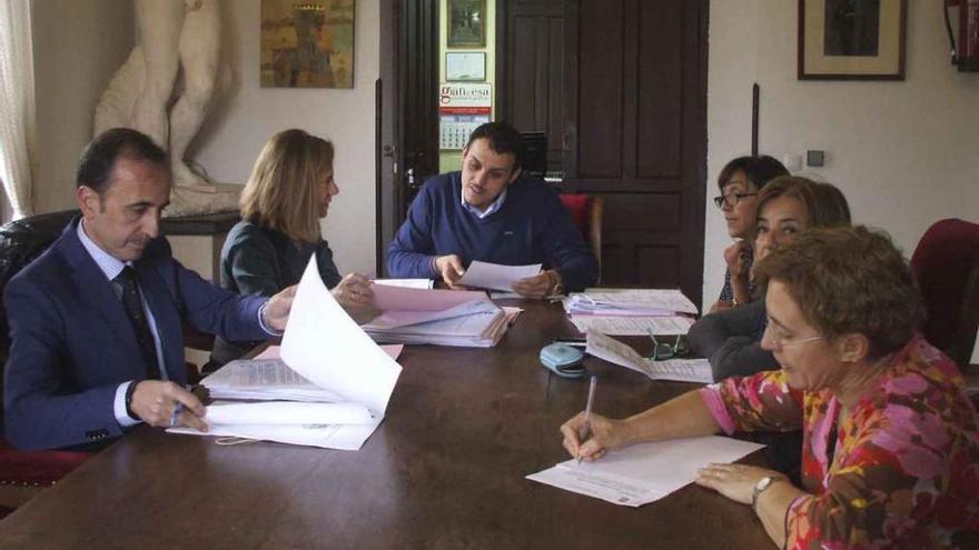 Responsables del equipo de Gobierno, del PP y técnicos municipales, durante la comisión informativa. Foto