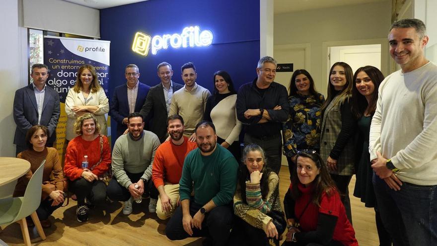 Equipo de Profile Cáceres con las autoridades, durante la inauguración de la oficina.