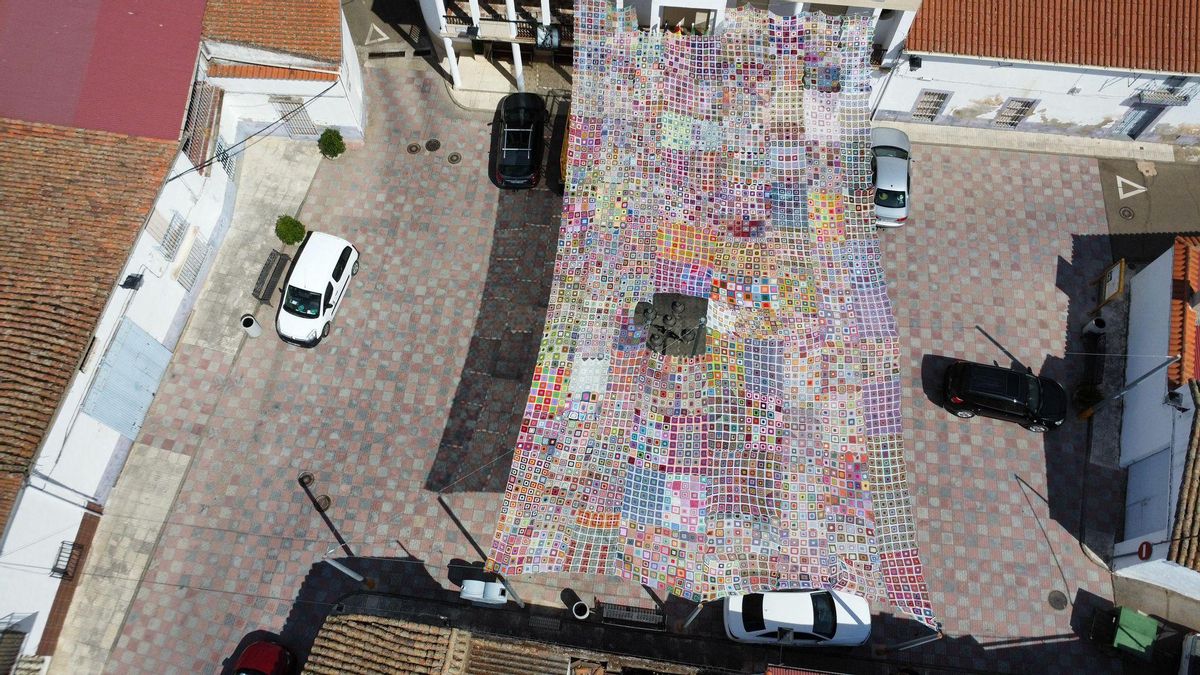 Decorado de ganchillo en la plaza de Campo Lugar.