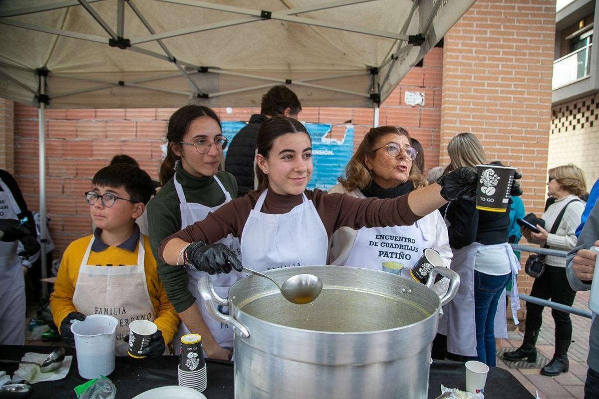 Así ha sido el Encuentro de Cuadrillas en Patiño con su tradicional reparto de pelotas, en imágenes