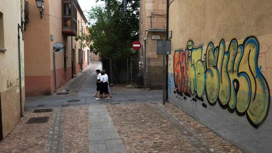 Grafitis en la calle de San Isidoro del casco histórico.