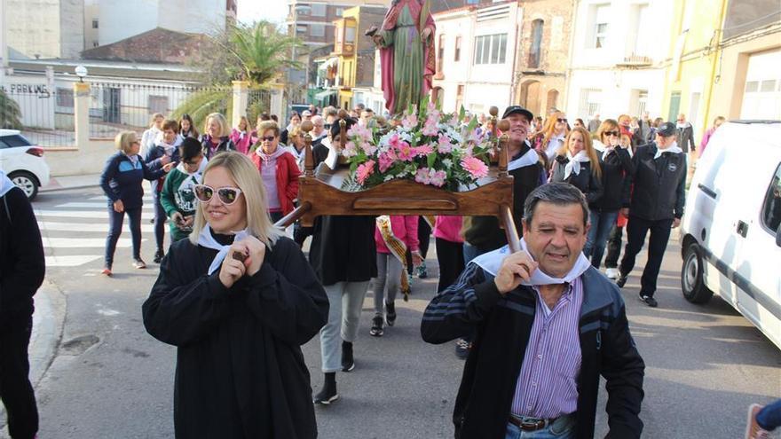 Centenares de romeros honran a Santa Águeda