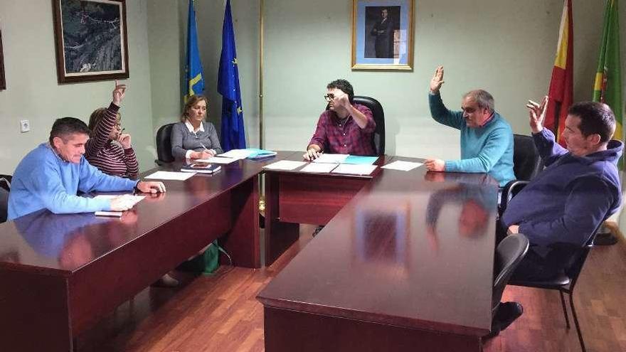 Los concejales de PSOE y Foro votando a favor de la ordenanza municipal de cazadores de Amieva, ayer.