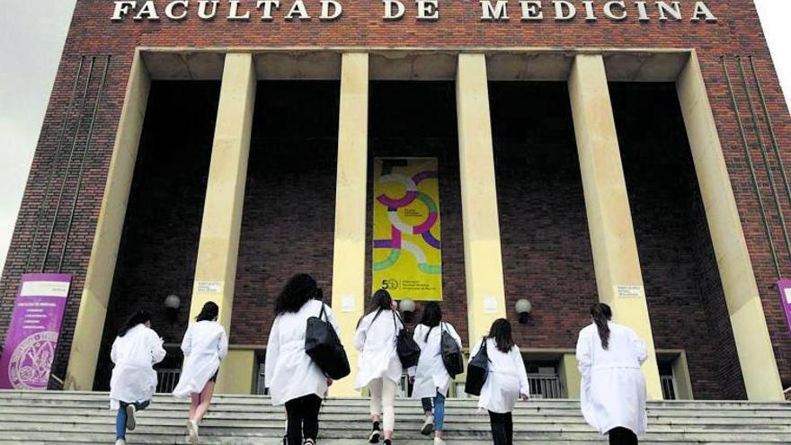 Los médicos de la región de Murcia están entre los mejor pagados de España. | L.O.