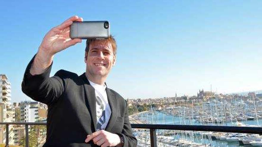 Carlos Latre (Castellón, 1979), haciéndose un &#039;selfie&#039; ayer en Palma.