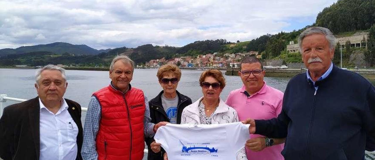 Severino Fidalgo, Manuel Álvarez, Altina Palomares, Conchita Fernández, José Fernando López y José Carlos Álvarez, en La Arena (Soto del Barco) con San Esteban (Muros de Nalón), al fondo.