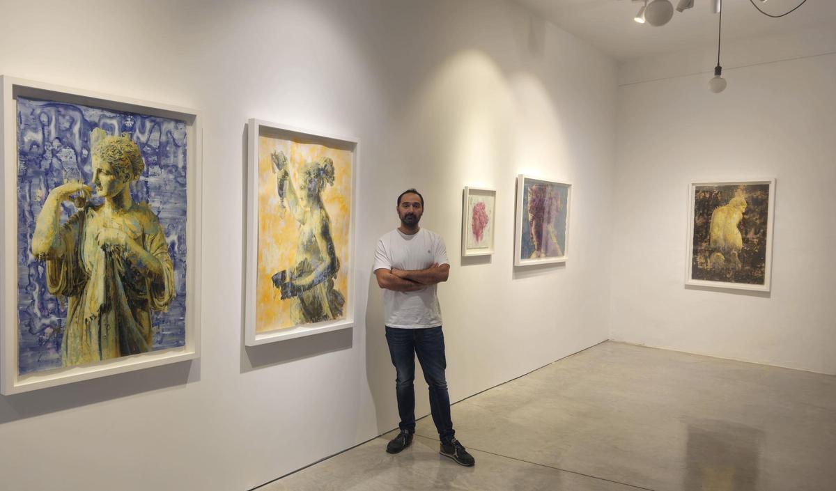 El artista Torregar, en la sala Arquitectura de Barrio, posa junto a parte de la muestra.