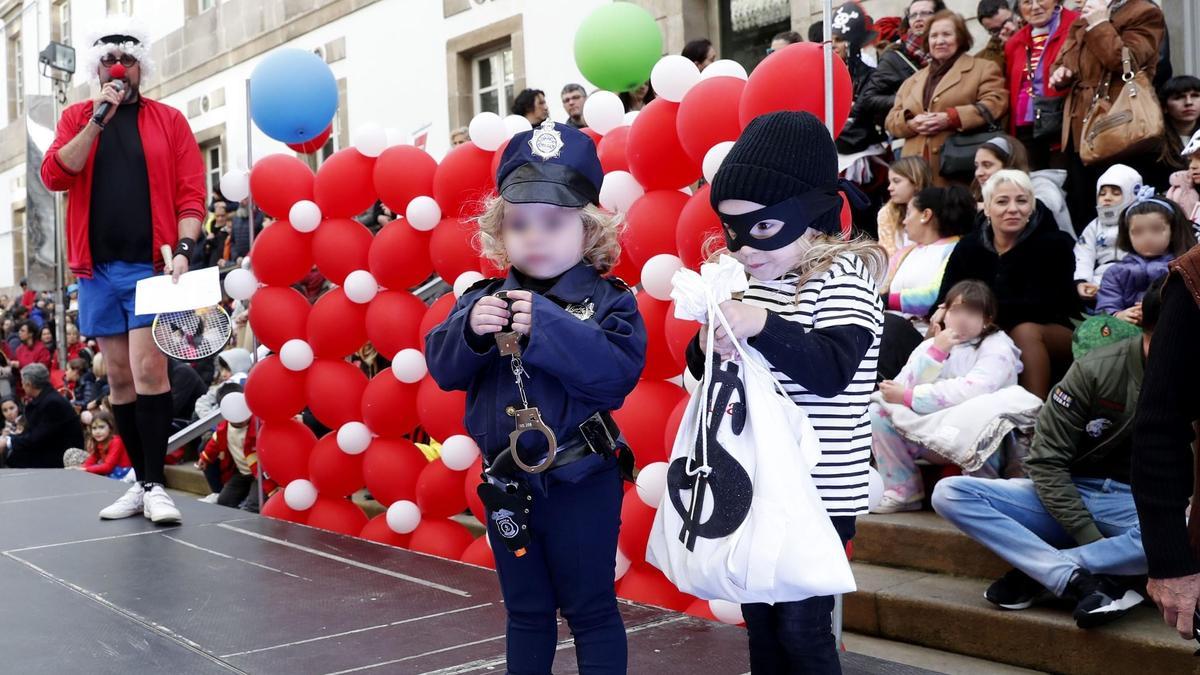 Foto de archivo de dos niños disfrazados de policía y ladrón en el concurso de disfraces del Concello de Vigo.