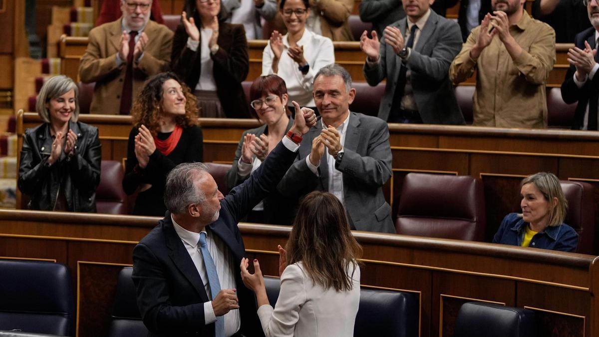 Torres levanta el pulgar a Clavijo, entre los aplausos de los diputados, tras la convalidación del real decreto.