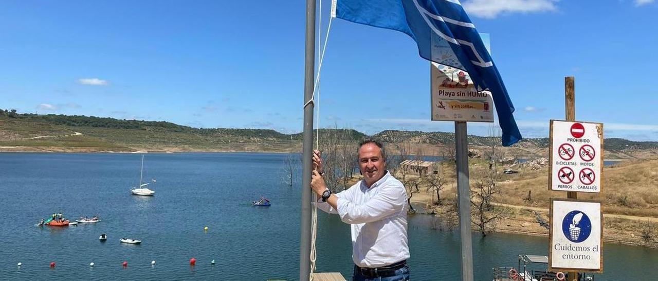 El candidato de Cs por Córdoba, Ángel Pimentel, en la playa de La Breña.