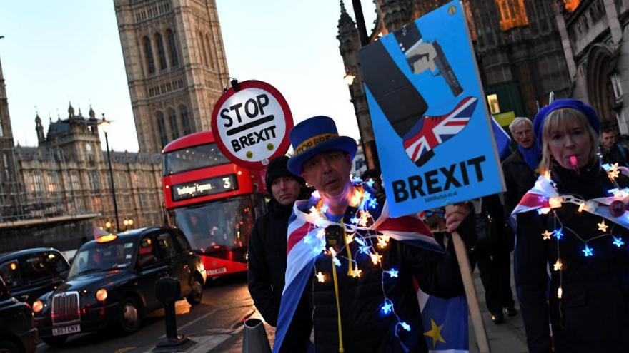 Detractores del Brexit ante el Parlamento británico.