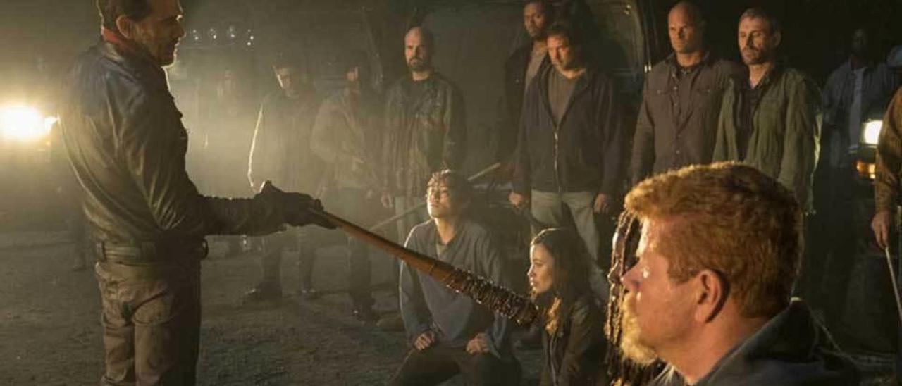 Negan amenaza a sus prisioneros en &quot;The walking dead&quot;.